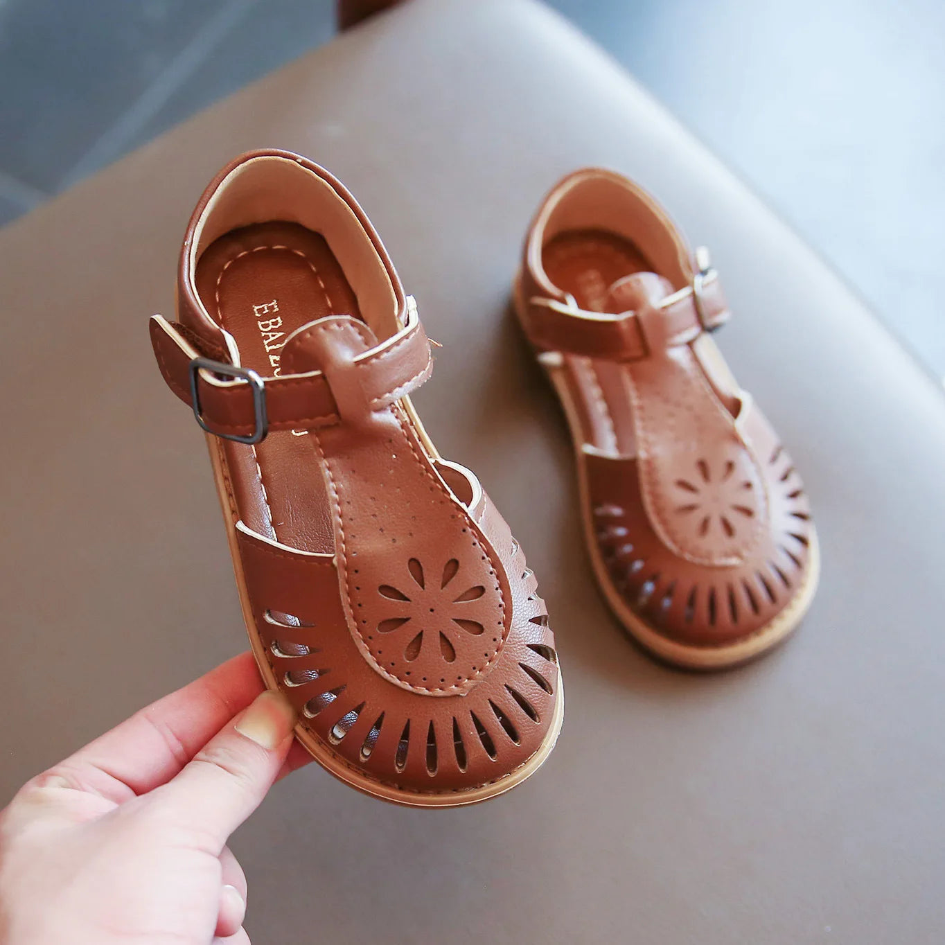 Girls Sandals 2023 New Children's Hollow Soft Sole Shoes Carved Fashion Princess Shoes Beach Shoes Hot Cut-outs Princess