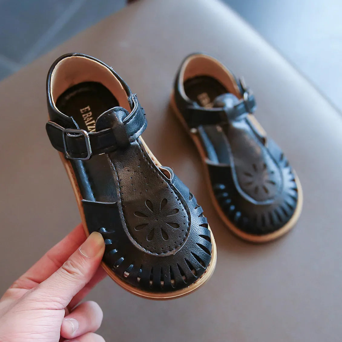 Girls Sandals 2023 New Children's Hollow Soft Sole Shoes Carved Fashion Princess Shoes Beach Shoes Hot Cut-outs Princess