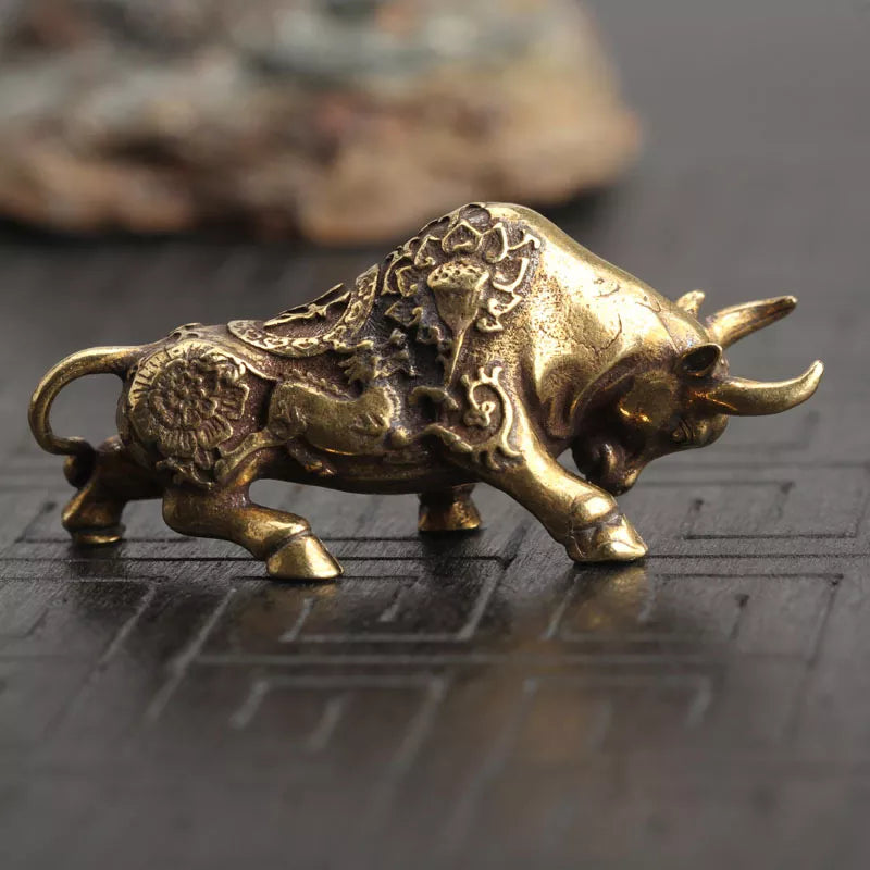 Brass Lucky Bullfighting Statue Copper Animal Miniature Figurine Bring Wealth Keychain Pendant Office Desk Home Decor Ornaments