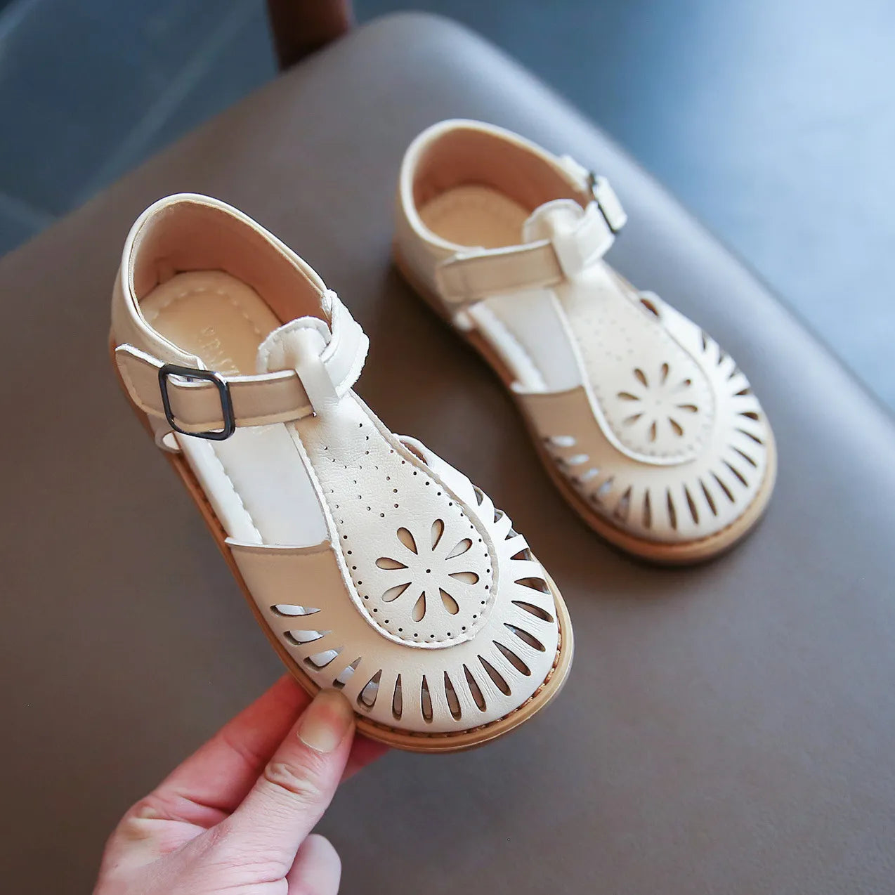 Girls Sandals 2023 New Children's Hollow Soft Sole Shoes Carved  Fashion Princess Shoes Beach Shoes Hot Cut-outs Princess