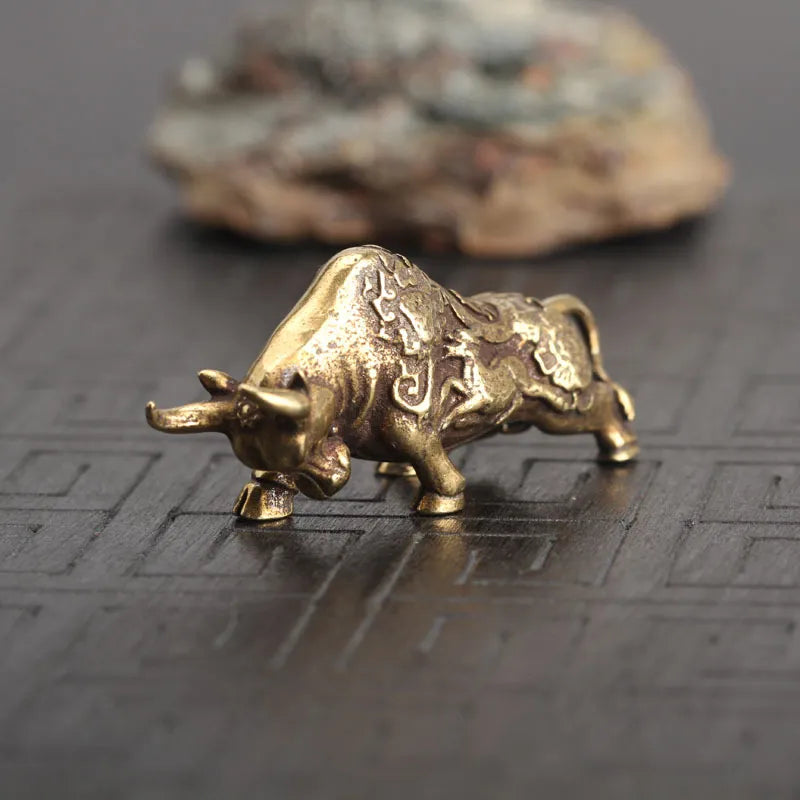 Brass Lucky Bullfighting Statue Copper Animal Miniature Figurine Bring Wealth Keychain Pendant Office Desk Home Decor Ornaments